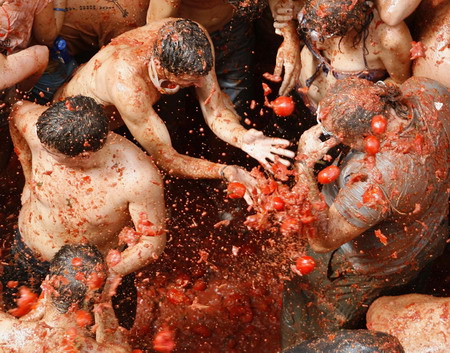 Annual tomato fight revelry comes on stage in Bunol